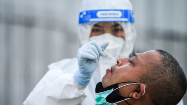 Kiểm tra nhanh kháng nguyên nhanh Covid chủng Omicron: ngoáy mũi có đủ không?